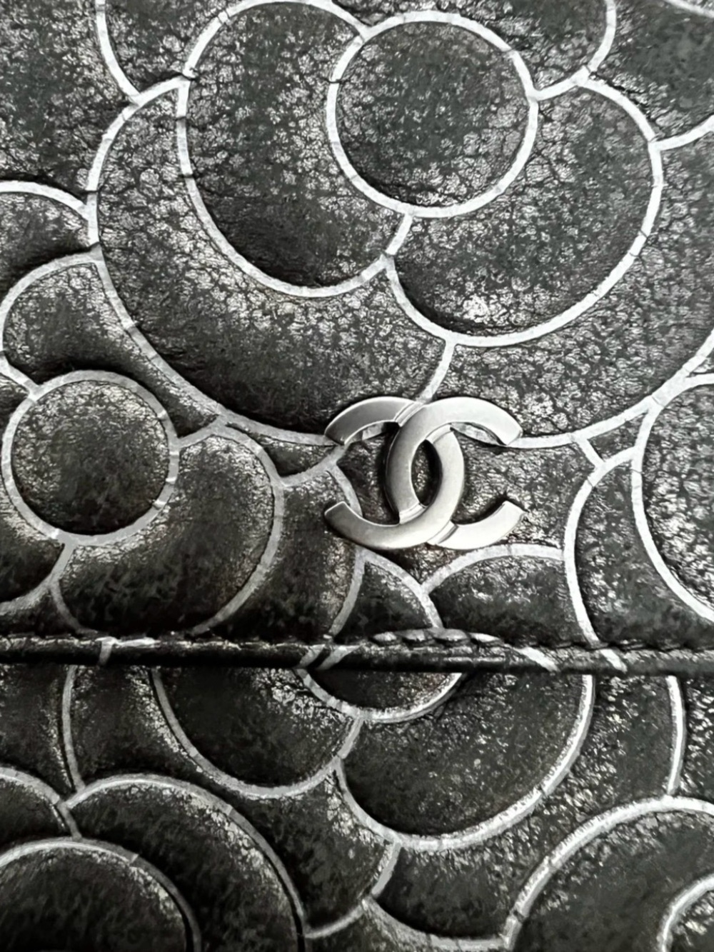 CHANEL Metallic Silver Camellia Quilted long wallet - Picture 6 of 8
